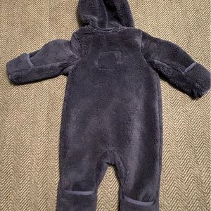 Super warm and cozy snow suit for your LO.